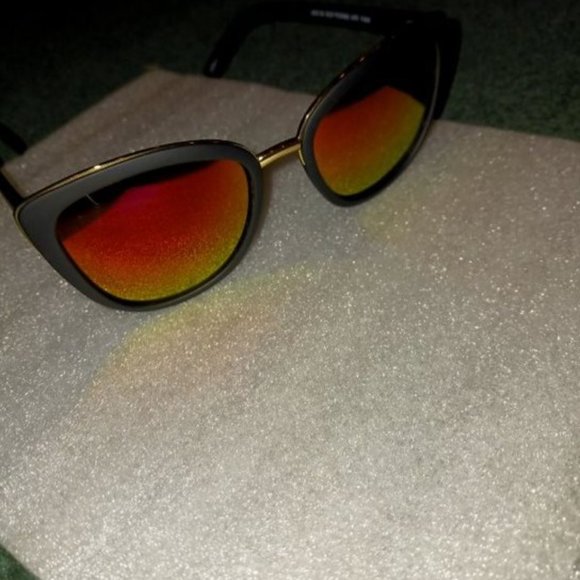 NWOT Cat Eye Sunglasses- Mirrored with case - Picture 3 of 8